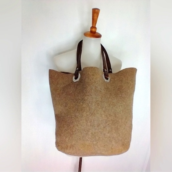 I am IN SEARCH OF, (not selling) a Banana Republic Felted Wool Tote. - Picture 2 of 5